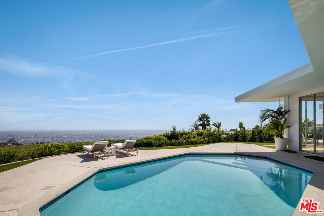 Exterior, Pool, Water