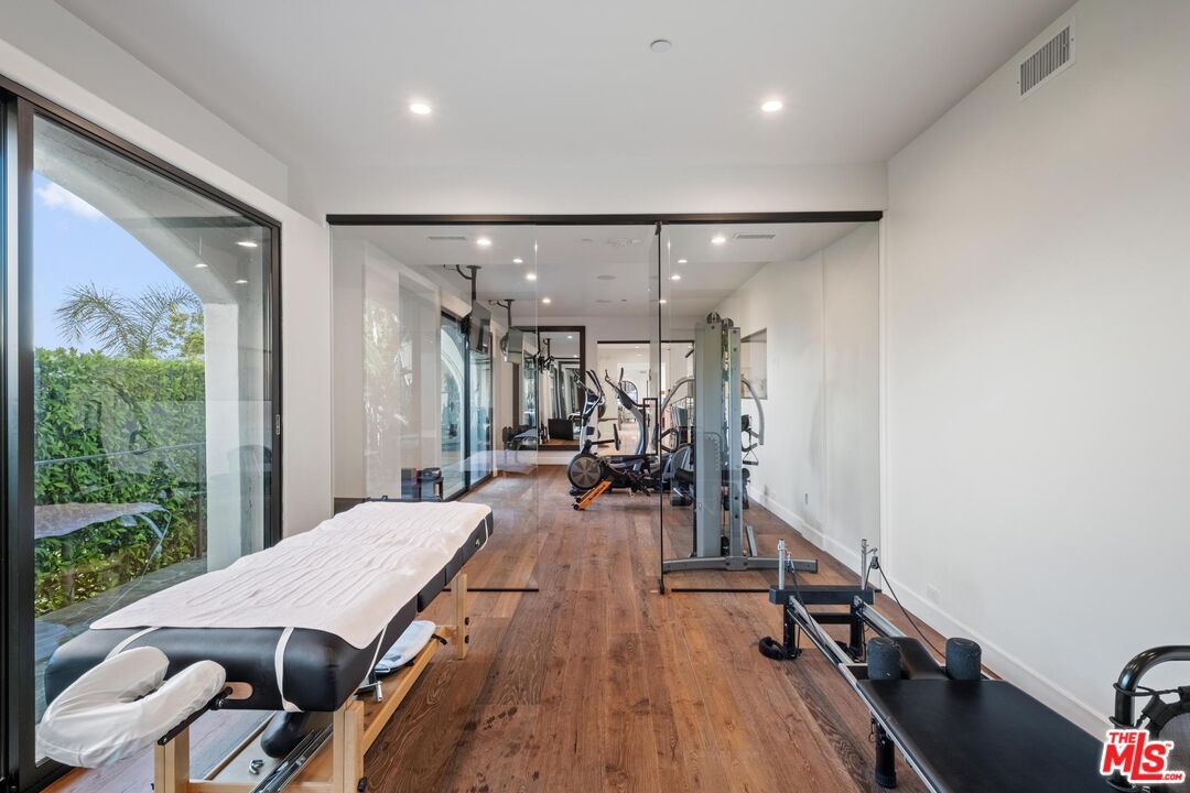 Fitness Equipment, Interior, Recessed Lighting, Wood Texture Flooring