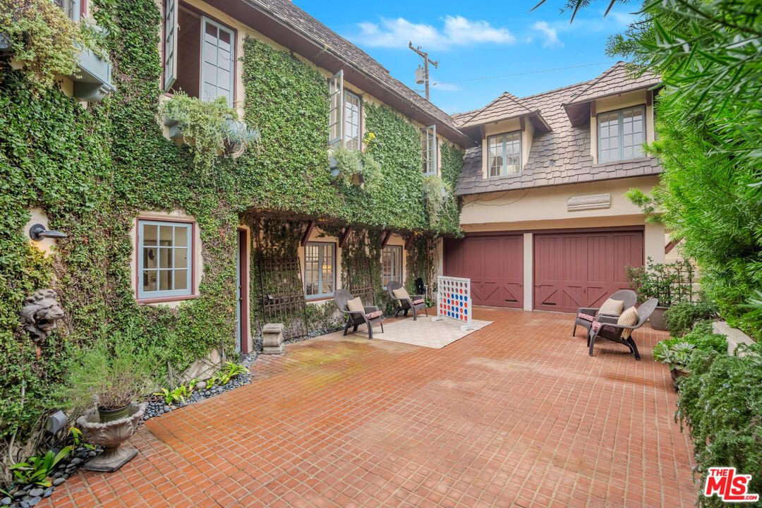 Attached, Exterior, Facade, Mediterranean