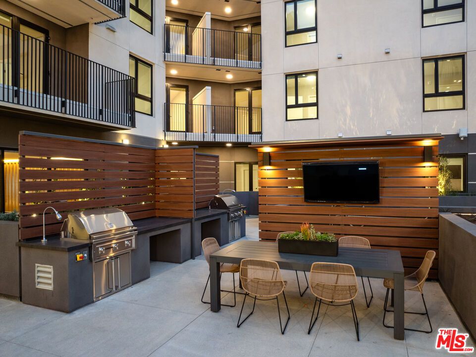 Exterior, Outdoor Kitchen