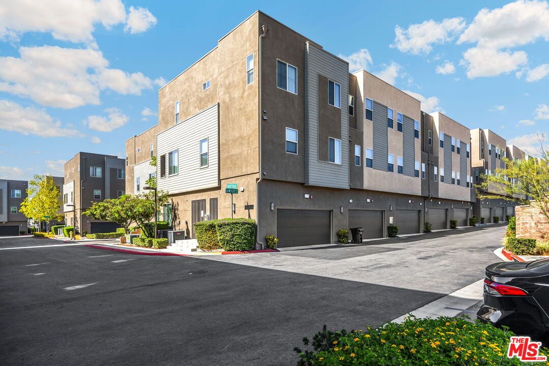 Attached, Exterior, Facade, Modern