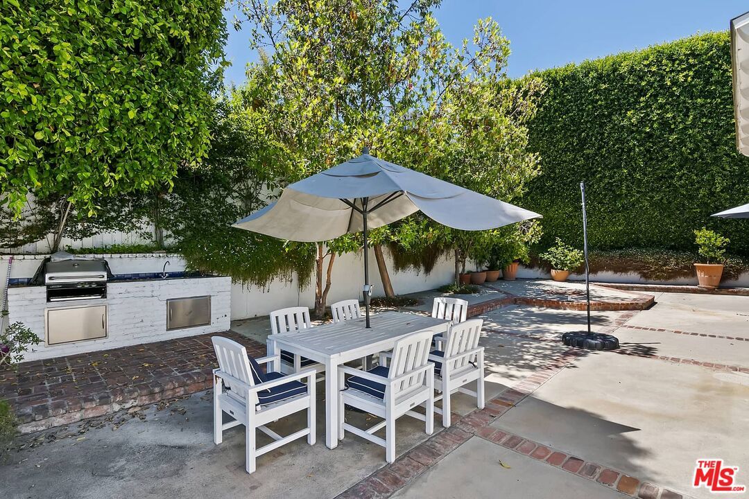 Backyard, Exterior, Outdoor Kitchen