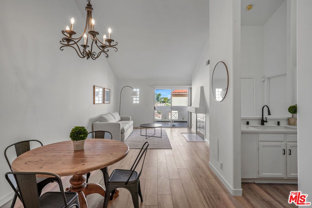 Chandelier, Dining room, Interior, Living room, Wood Texture Flooring