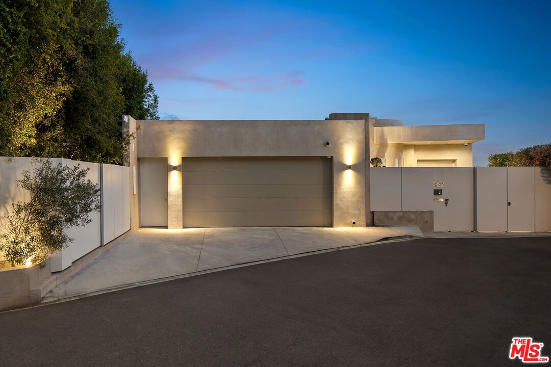 Attached, Exterior, Facade, Modern