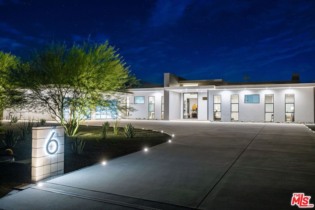 Backyard, Exterior, Facade, Modern