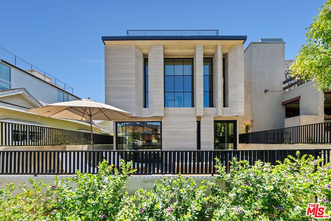 Exterior, Facade, Modern