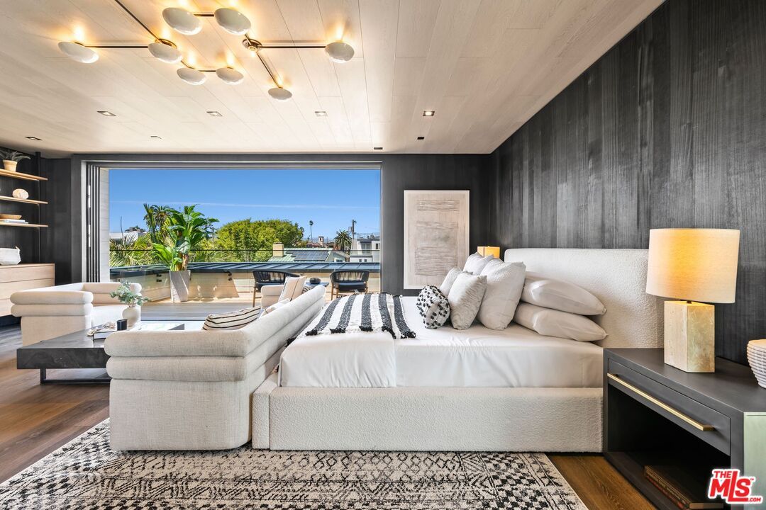 Bedroom, Interior, Living room, Recessed Lighting, Wood Texture Flooring