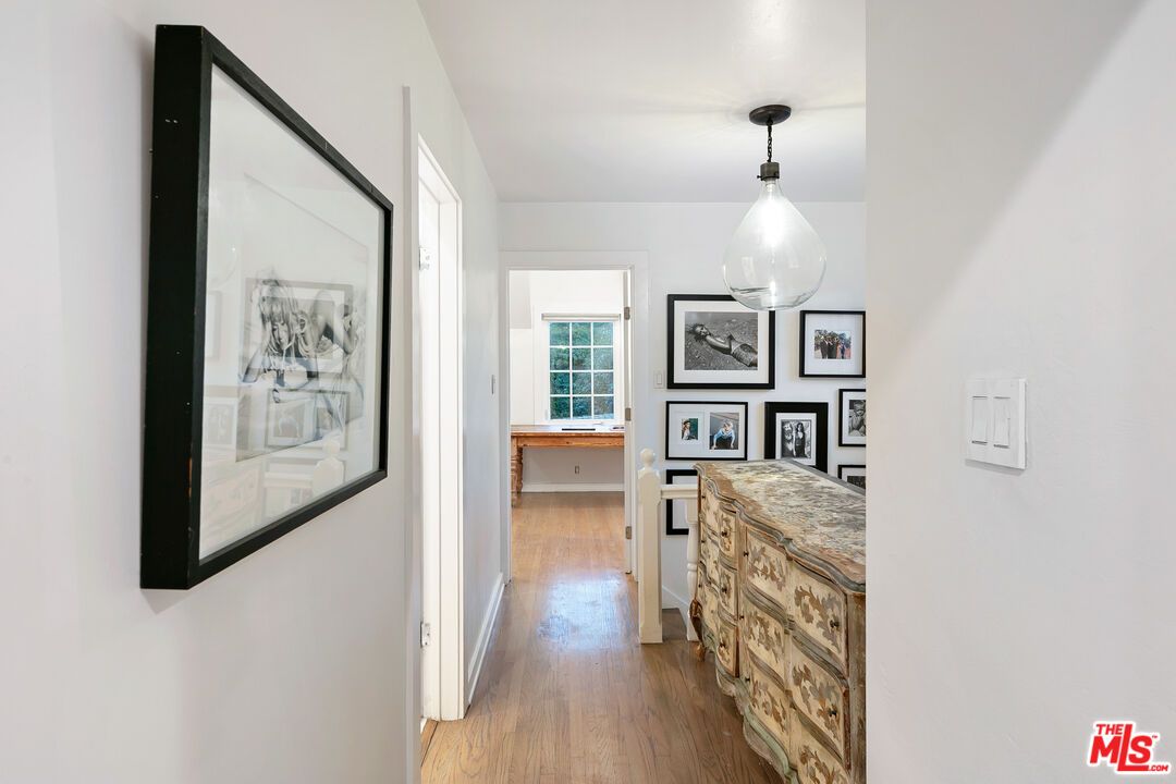 Interior, Pendant Lights, Wood Texture Flooring
