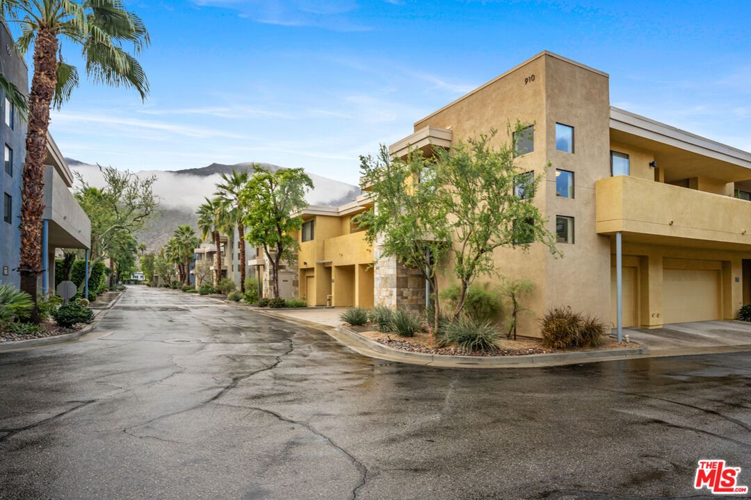 Attached, Exterior, Facade, Modern