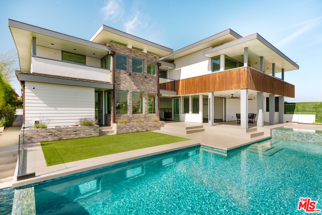 Exterior, Facade, Pool, Modern