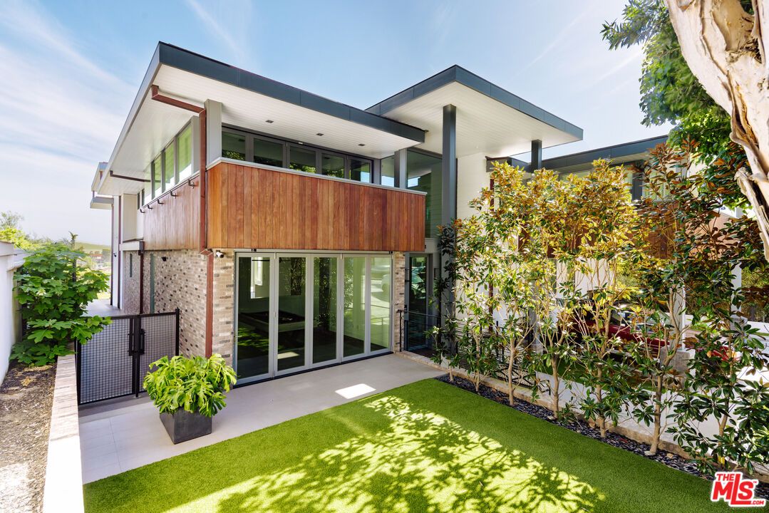 Backyard, Exterior, Facade, Modern