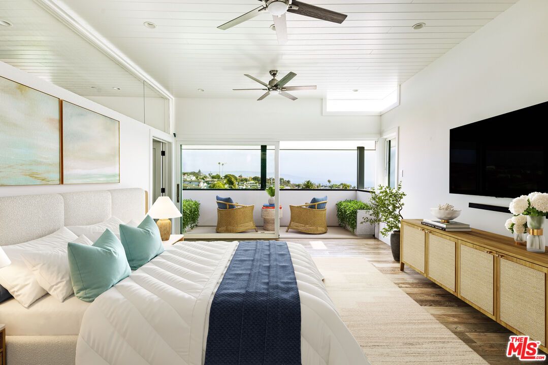 Bedroom, Interior, Recessed Lighting, Water, Wood Texture Flooring