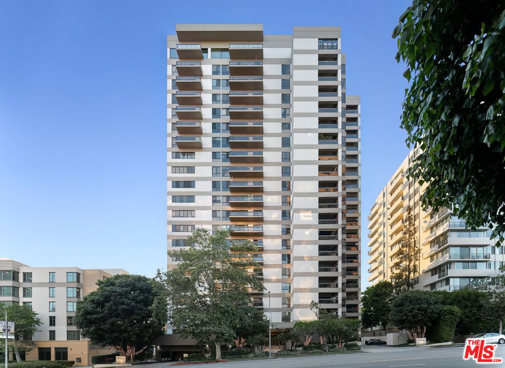 Exterior, Facade, Highrise