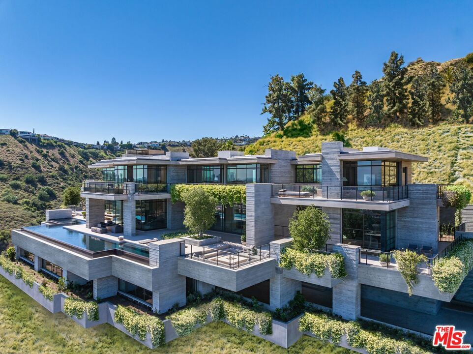 Exterior, Facade, Modern