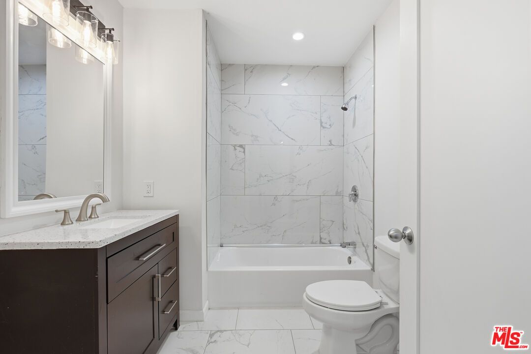 Bathroom, Interior, Marble, Marble Walls, Recessed Lighting