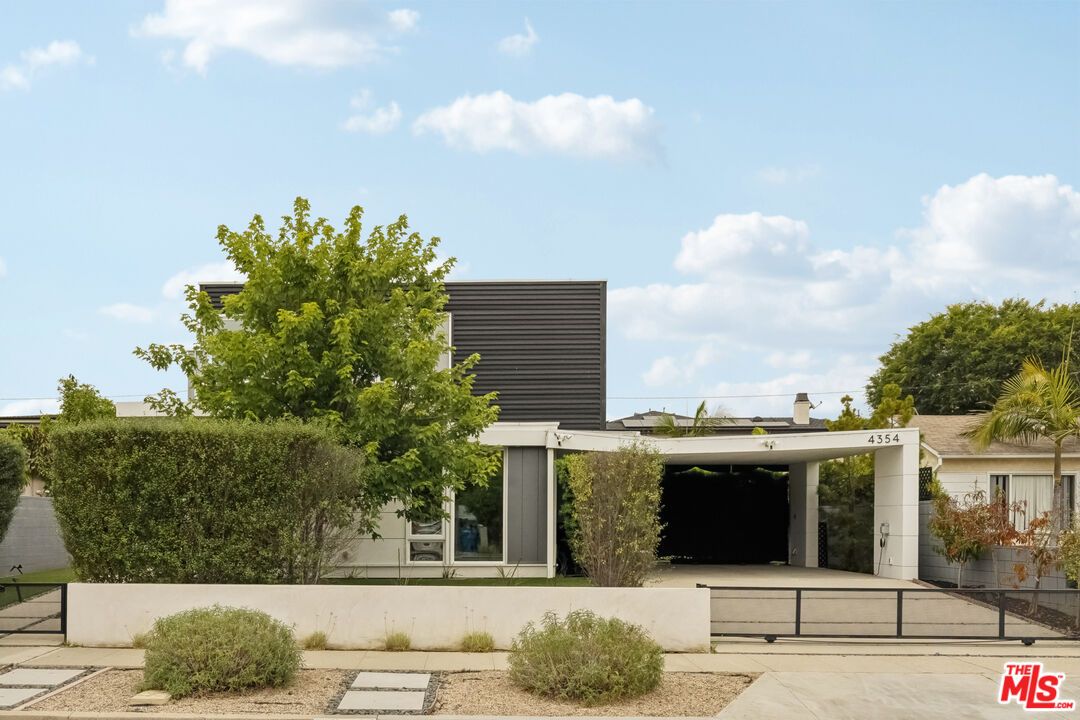 Exterior, Facade, Modern