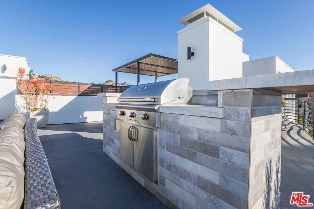 Exterior, Outdoor Kitchen