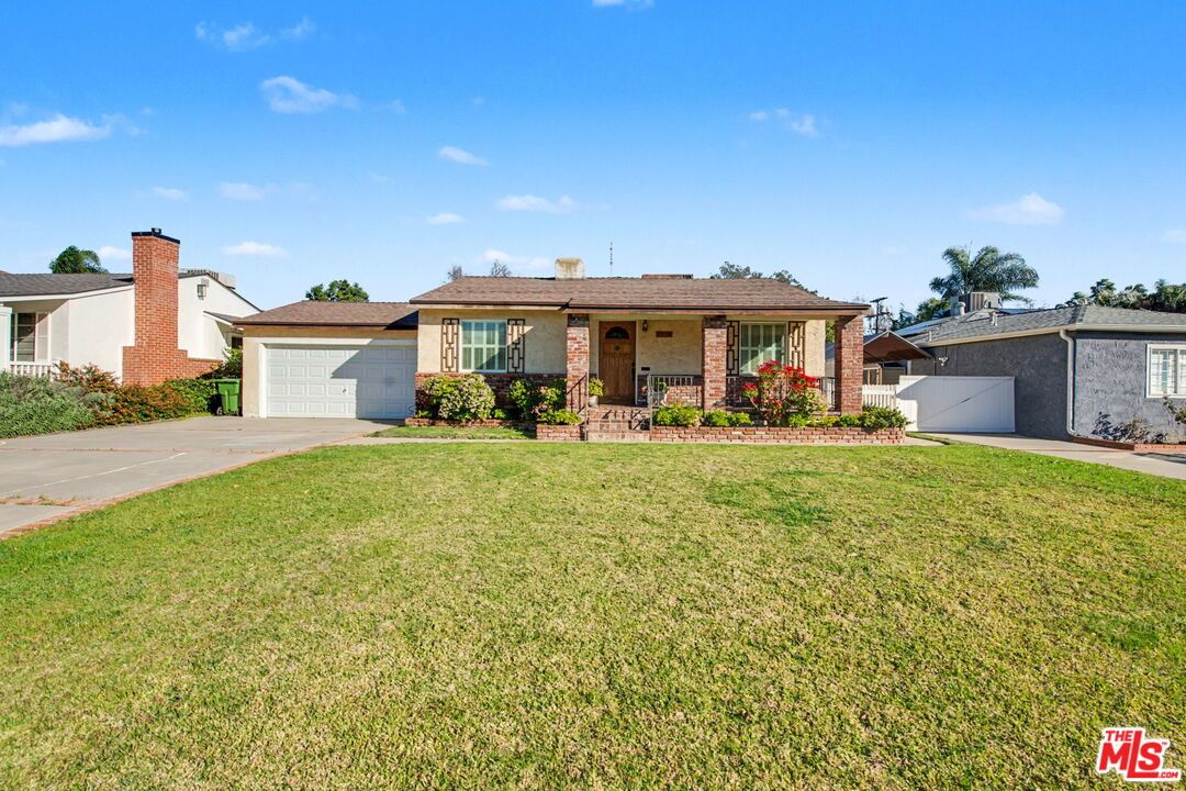 Attached, Backyard, Detached Garage, Exterior, Facade, Brick Facade, Ranch