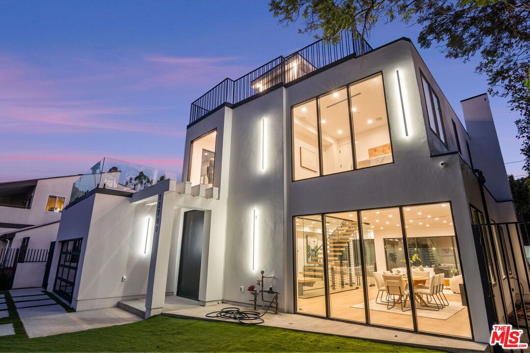 Exterior, Facade, Modern