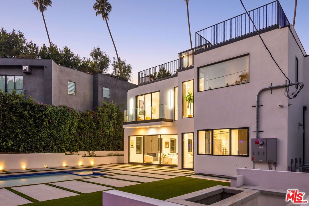 Backyard, Exterior, Facade, Modern