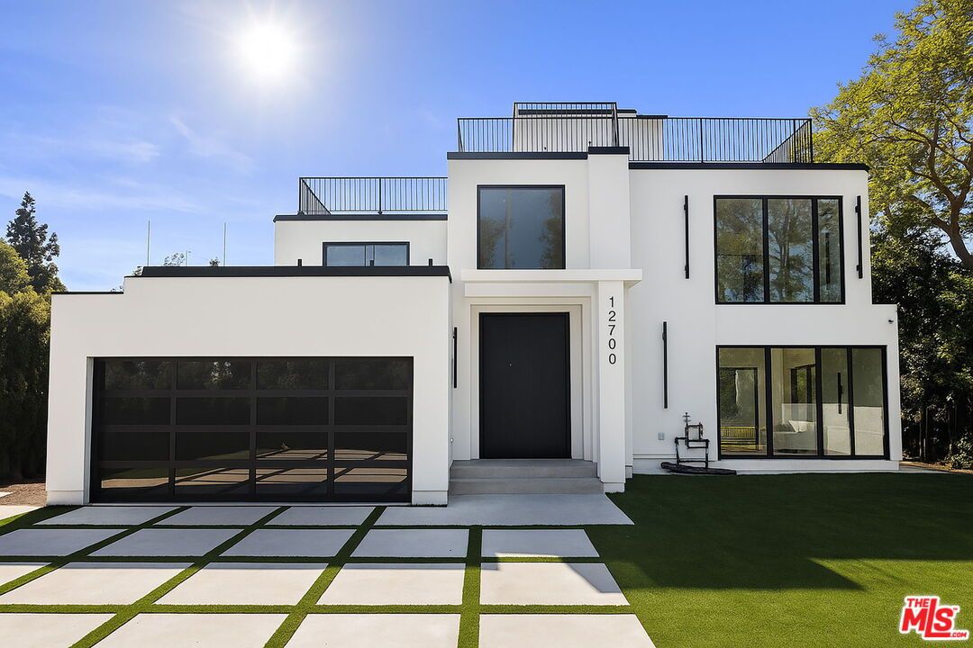 Attached, Exterior, Facade, Modern