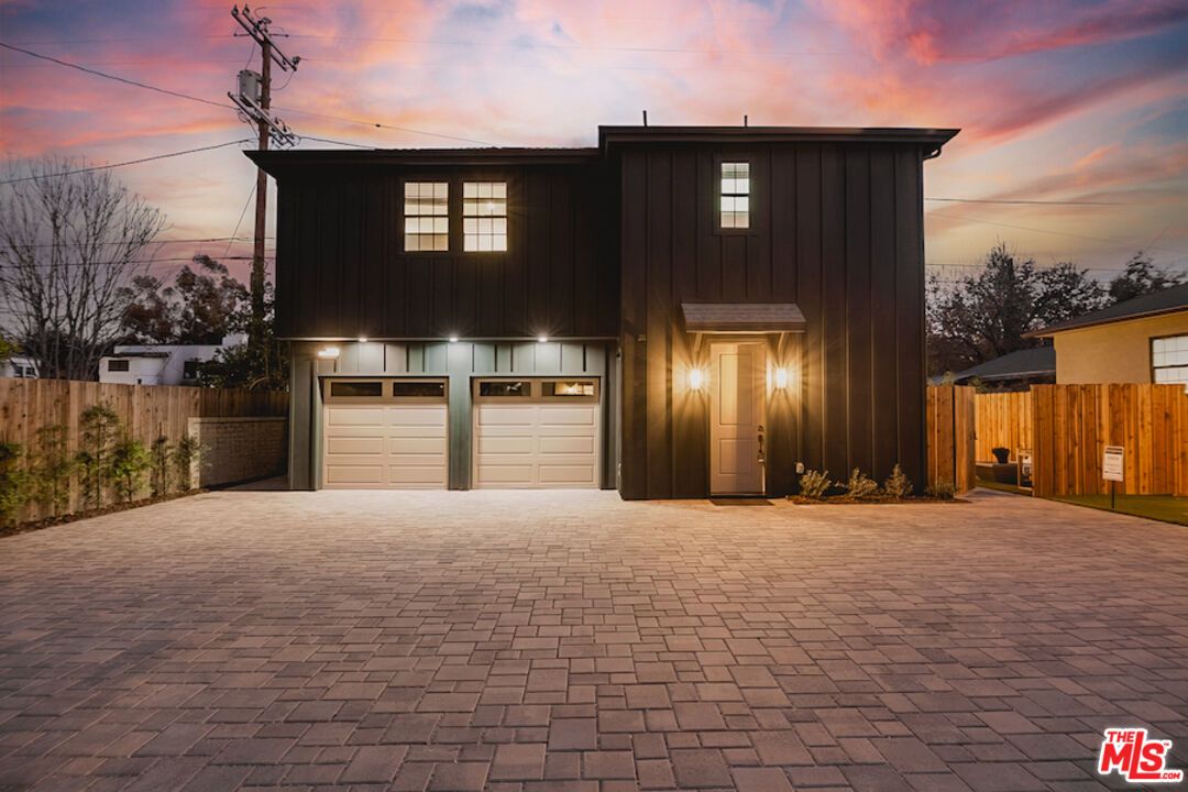 Attached, Exterior, Facade, Modern