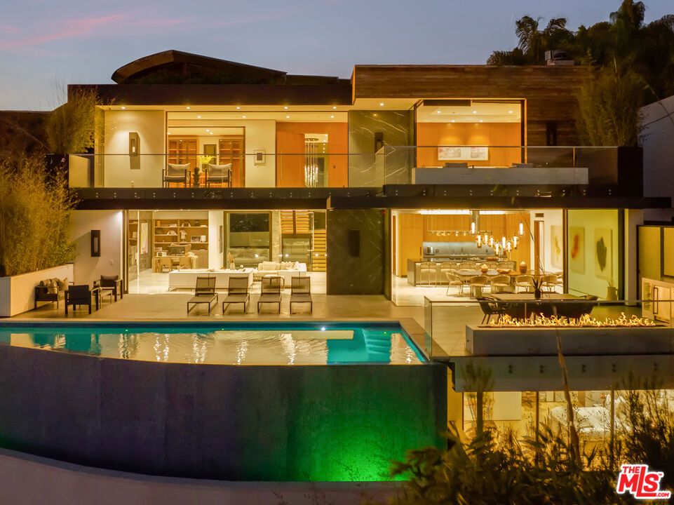 Exterior, Facade, Pool, Modern