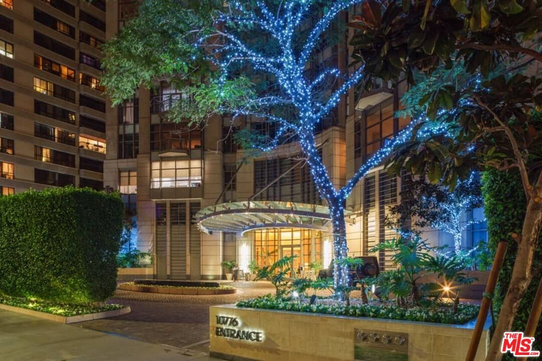 Exterior, Facade, Condo Building