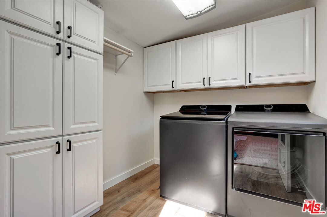 Interior, Washer, Wood Texture Flooring