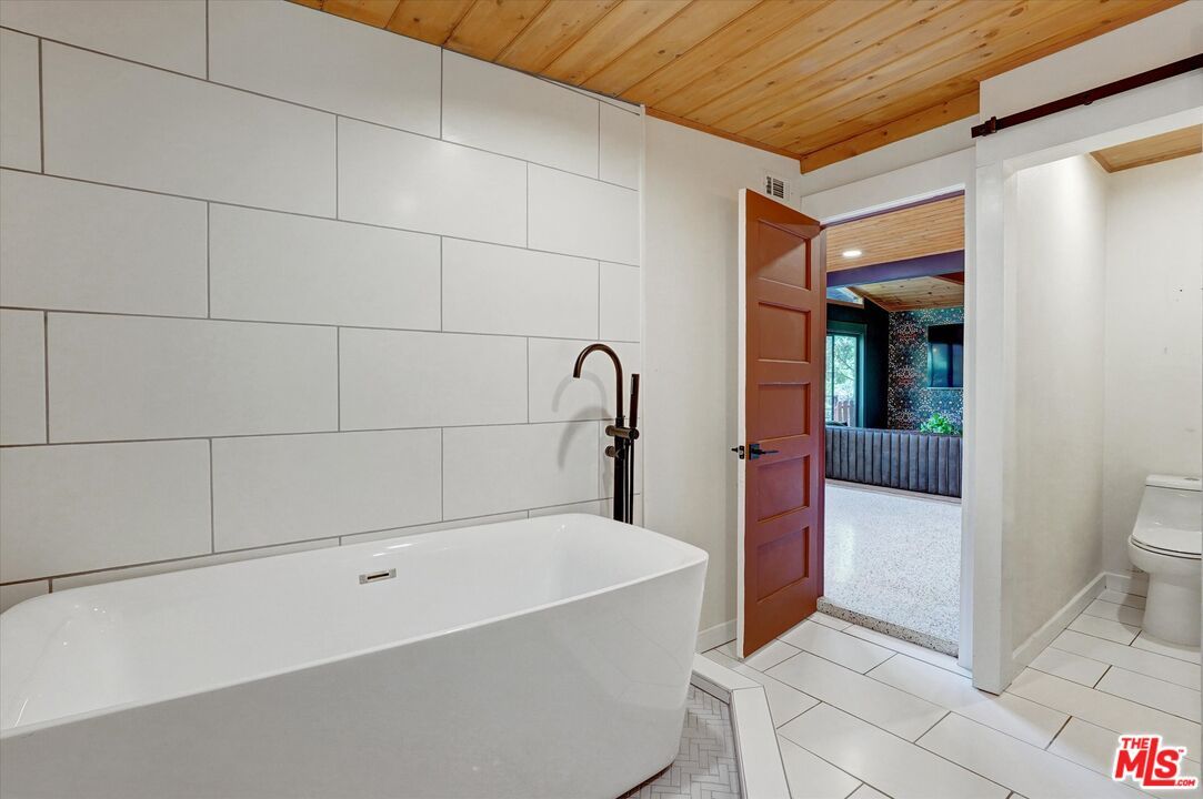 Bathroom, Free Standing Baths, Interior, Recessed Lighting, Wooden Ceilings