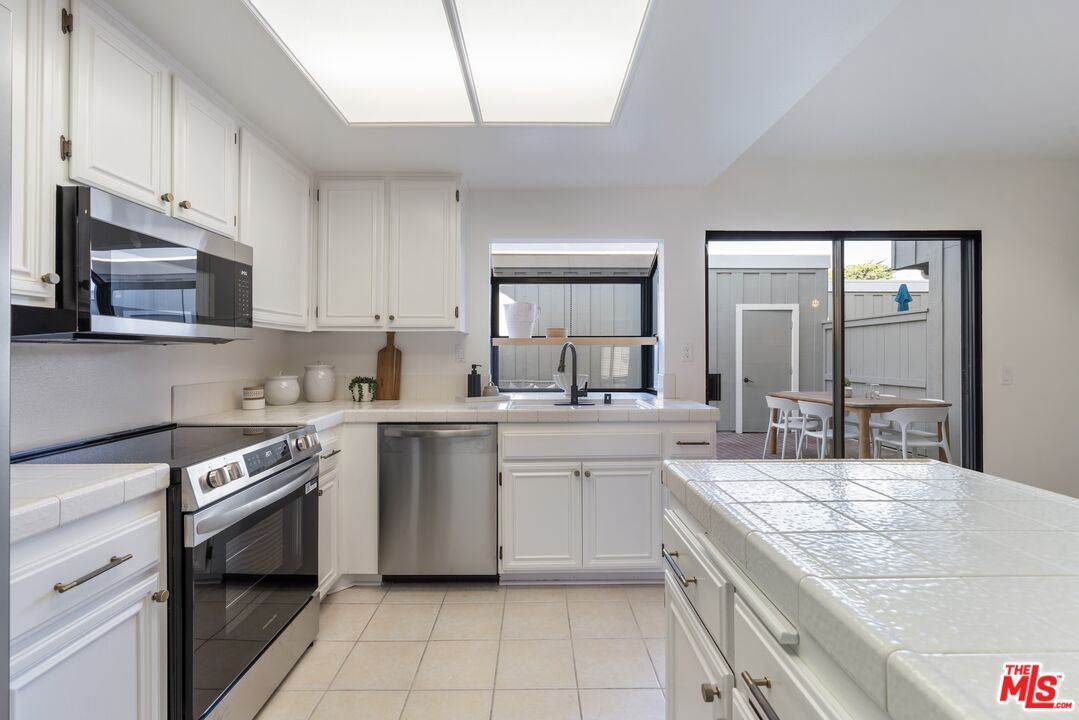 Dining room, Interior, Kitchen, Stainless Steel Appliances, Tile Countertops