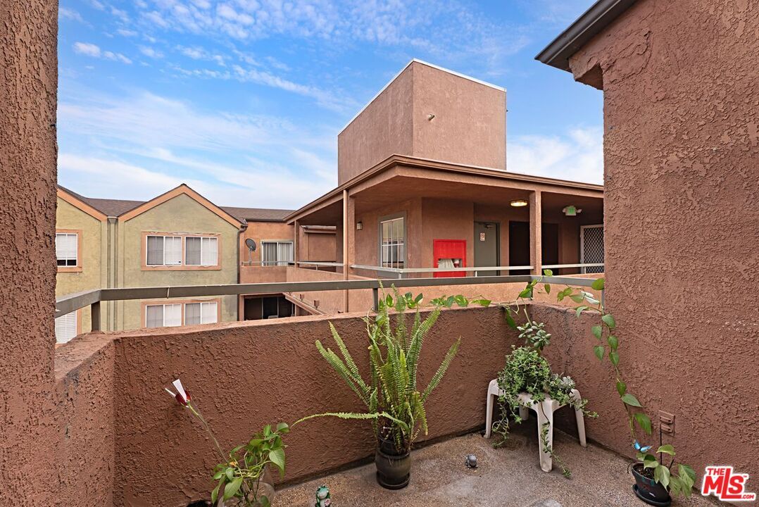 Exterior, Facade, None