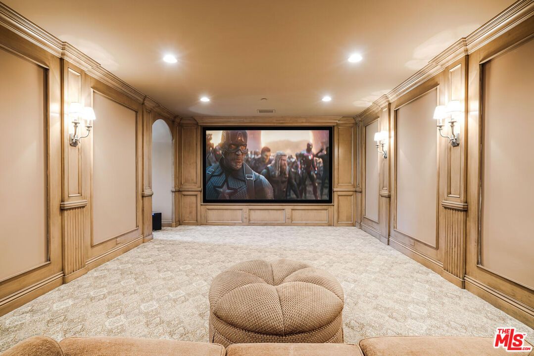 Interior, Projection Screen, Recessed Lighting, Theatre Room