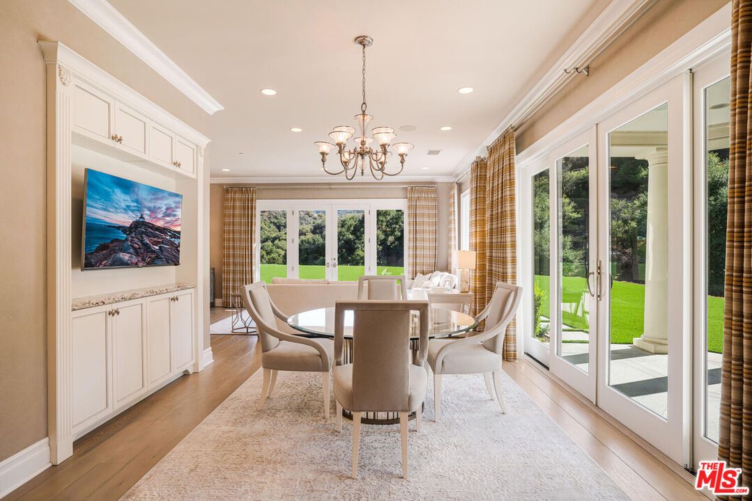 Chandelier, Dining room, Interior, Recessed Lighting, Wood Texture Flooring