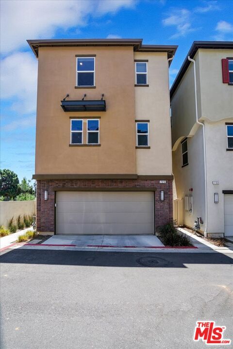 Attached, Exterior, Facade, Rowhouse