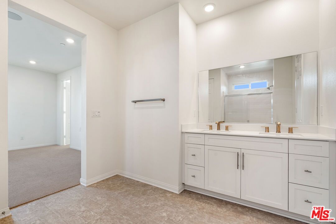 Bathroom, Interior, Recessed Lighting