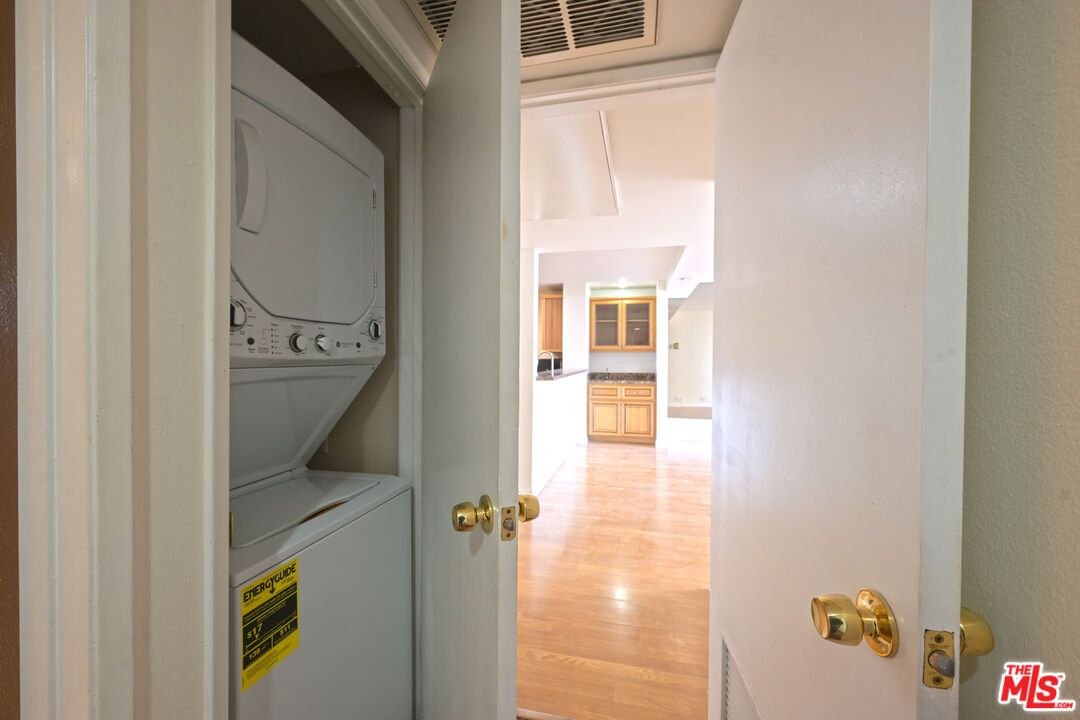 Interior, Utility Closets, Washer, Wood Texture Flooring