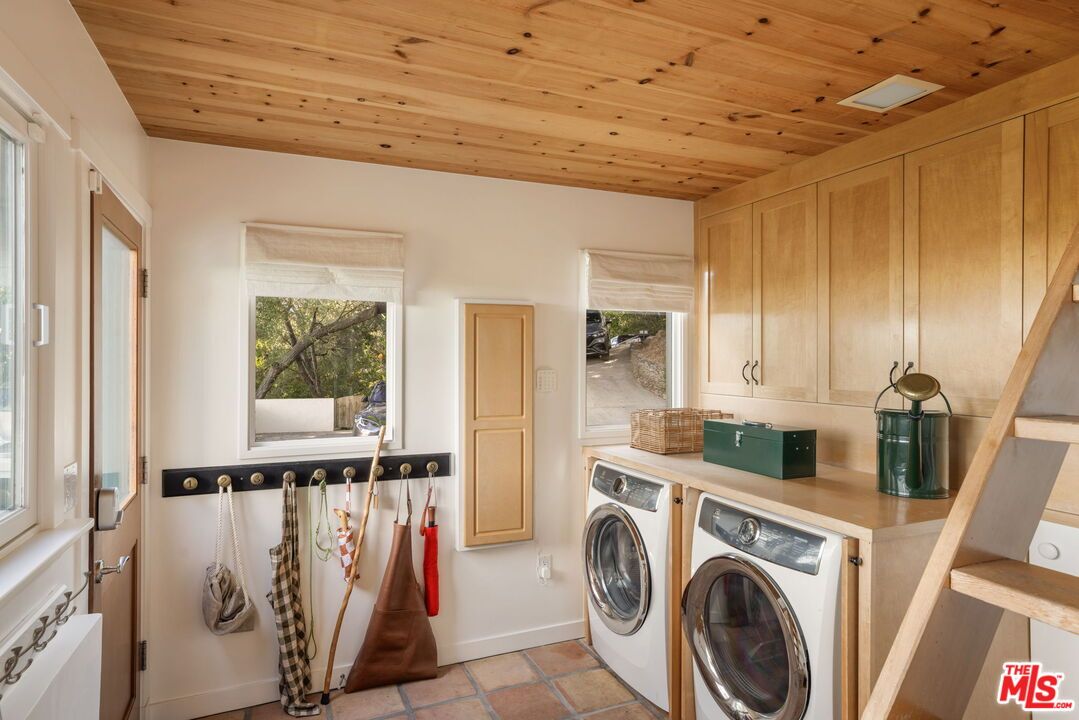 Interior, Washer, Wooden Ceilings