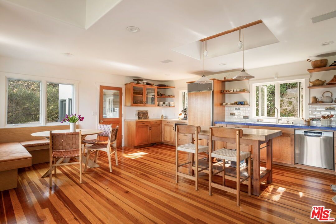 Dining room, Interior, Kitchen, Pendant Lights, Recessed Lighting, Wood Texture Flooring