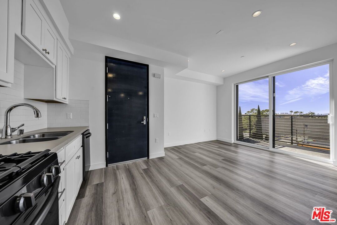 Interior, Kitchen, Recessed Lighting, Water, Wood Texture Flooring