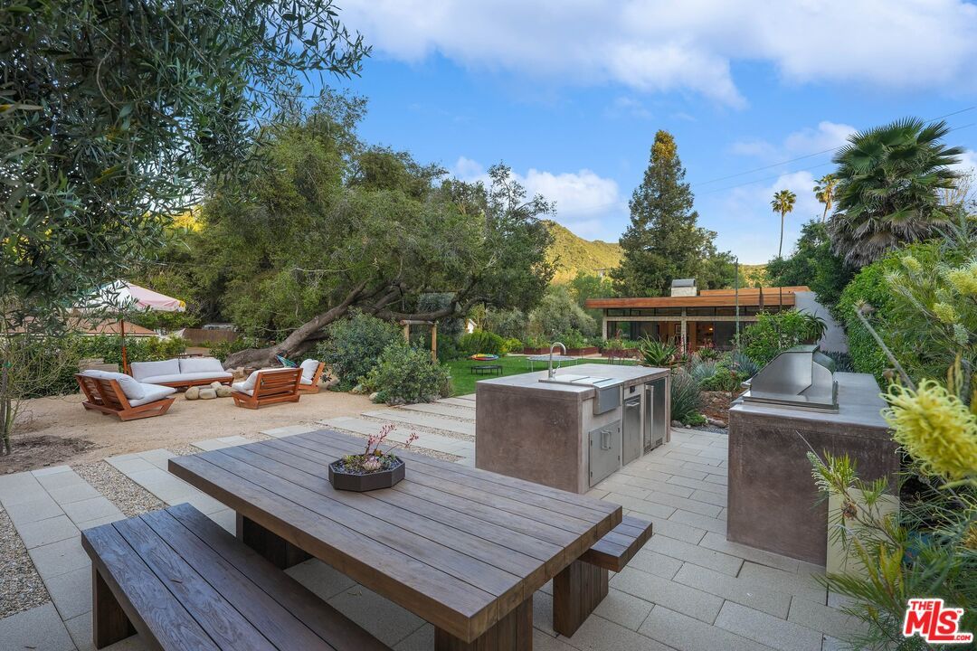 Backyard, Exterior, Outdoor Kitchen