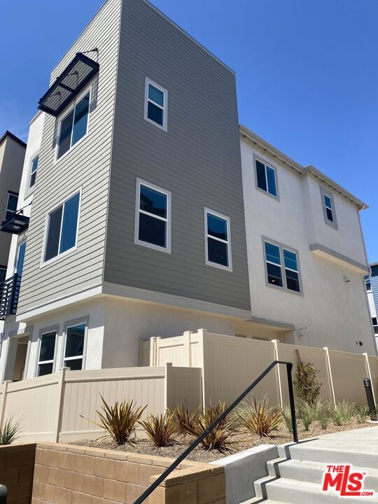 Exterior, Facade, Rowhouse