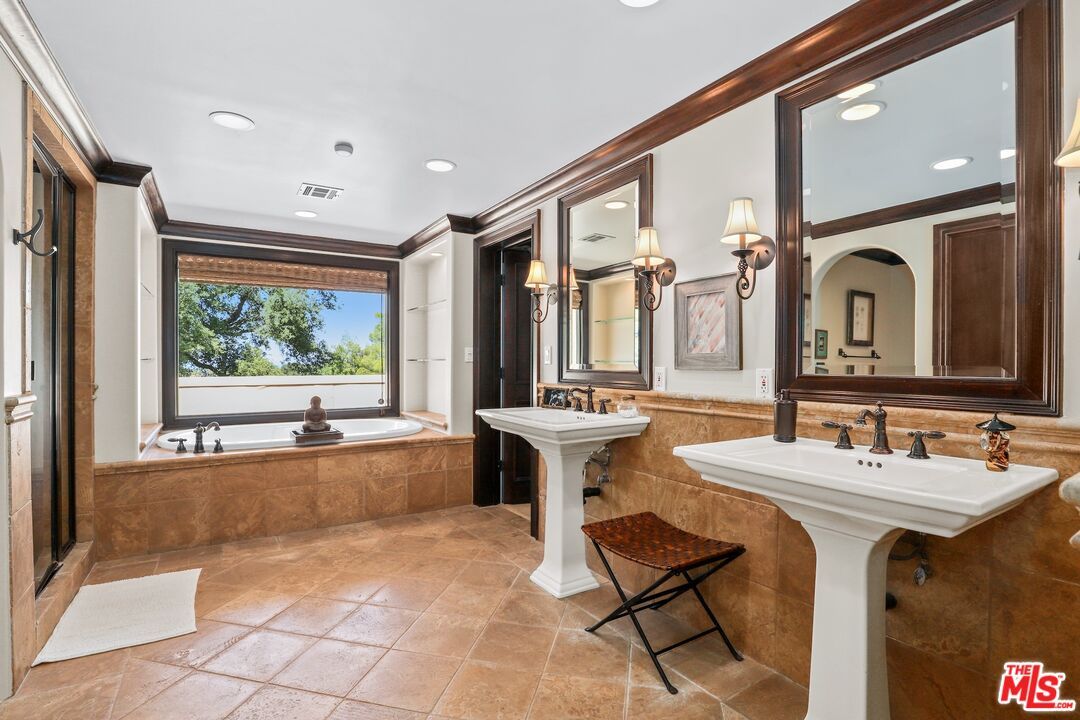 Bathroom, Dual Sink Vanities, Interior, Recessed Lighting