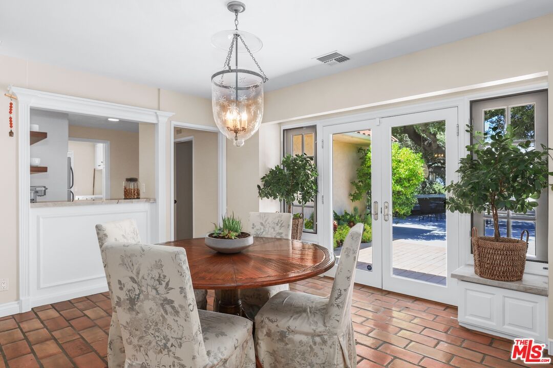 Chandelier, Dining room, Interior, Pendant Lights