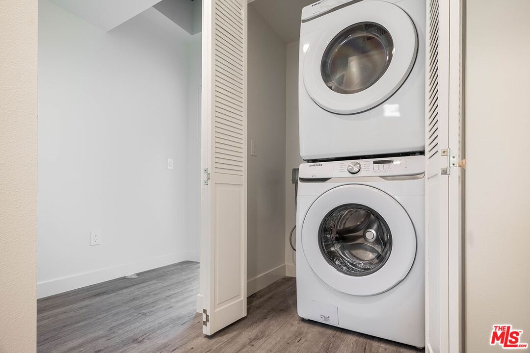 Interior, Utility Closets, Washer, Wood Texture Flooring