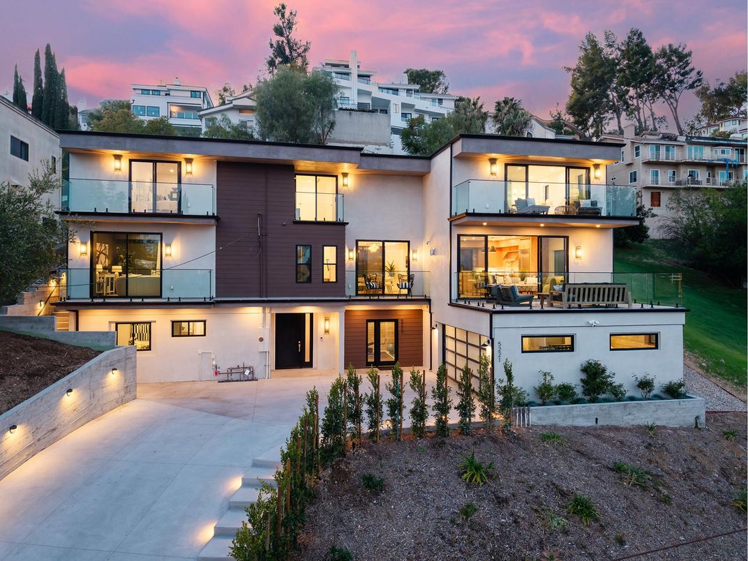 Exterior, Facade, Modern