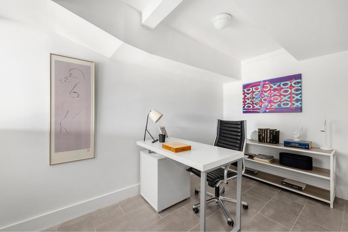 Home Office, Interior