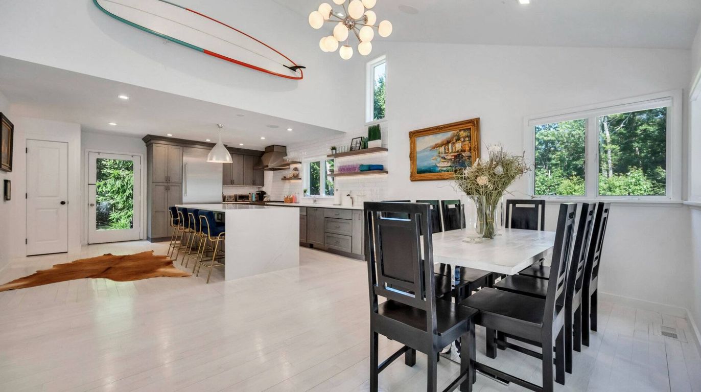 Dining room, Interior, Kitchen, Pendant Lights, Recessed Lighting, Wood Texture Flooring