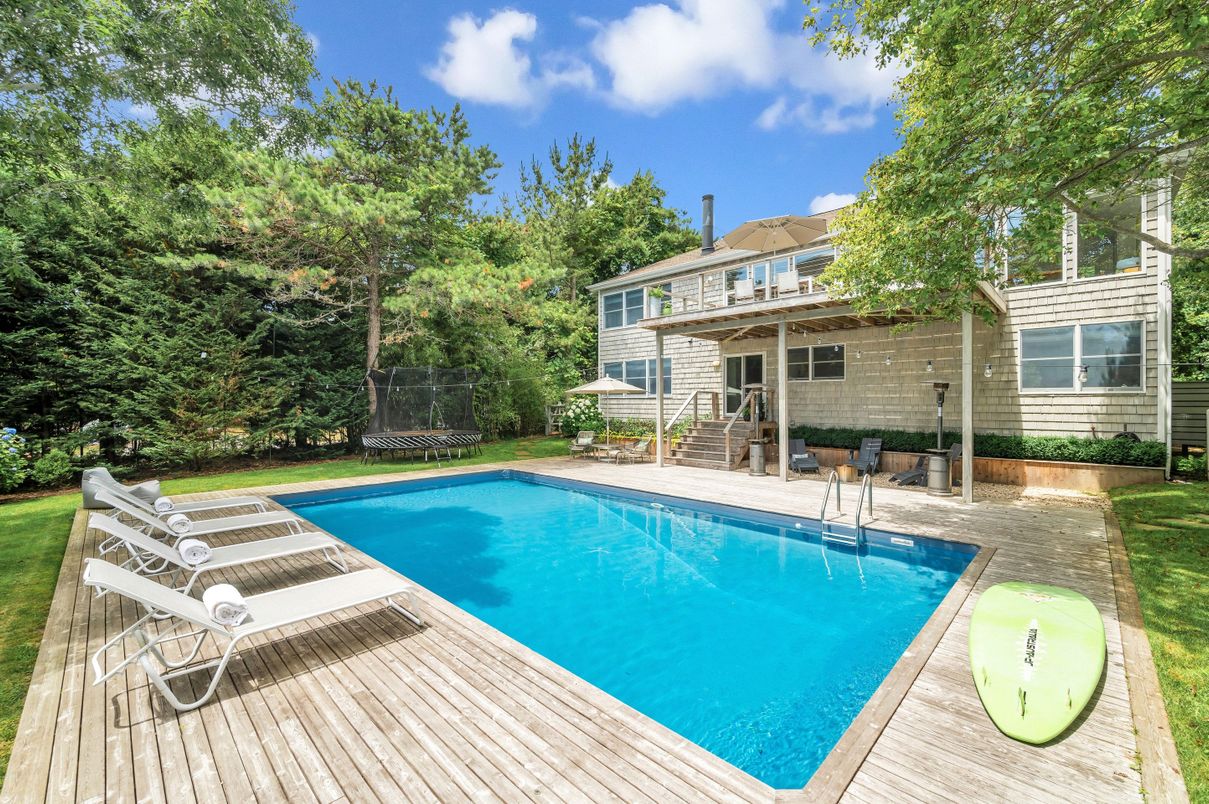 Exterior, Playground, Pool