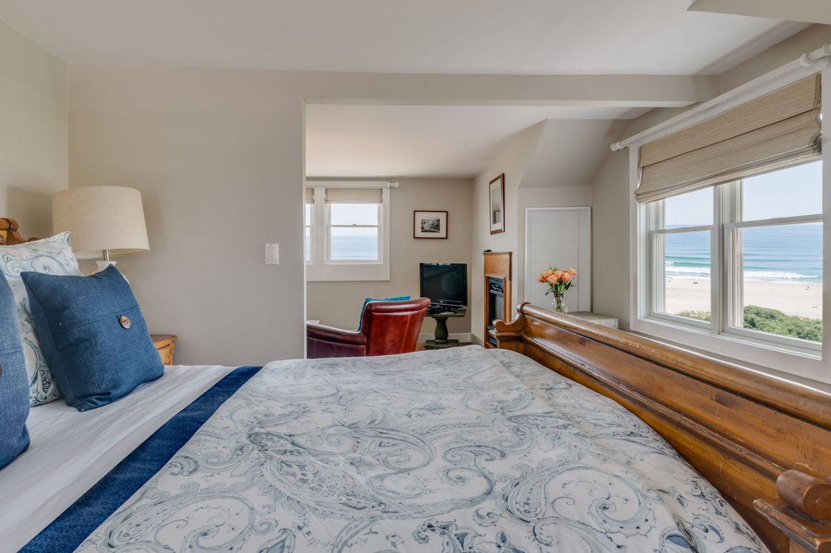 Bedroom, Interior, Water